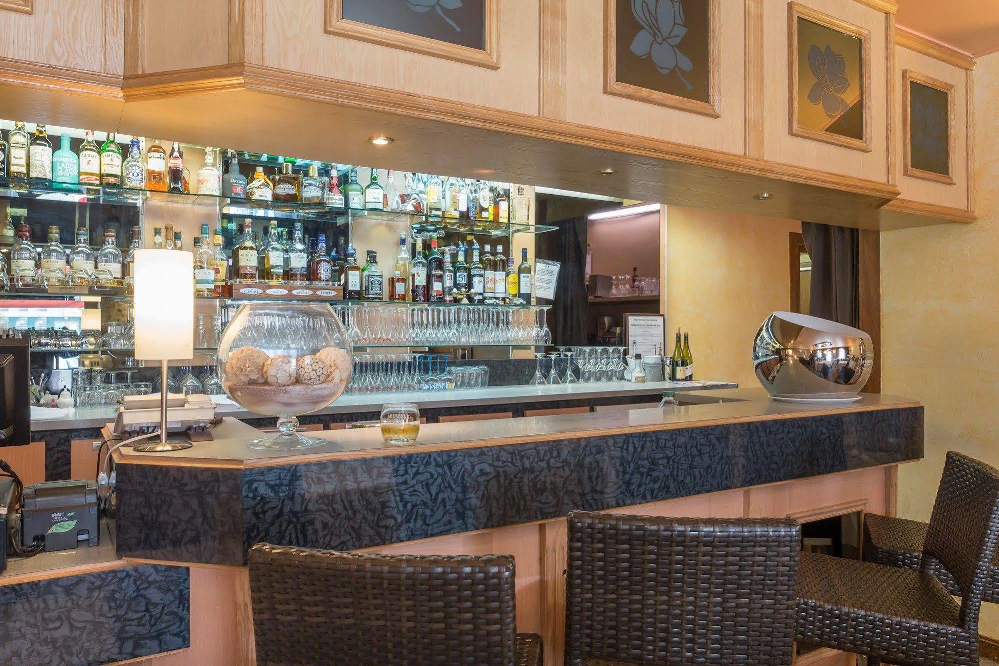 Hotel Restaurant Laurent Perreal Attignat Exterior foto